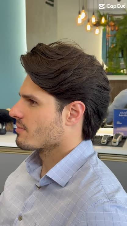 Cliente na cadeira da AZVDO Barbearia após o corte