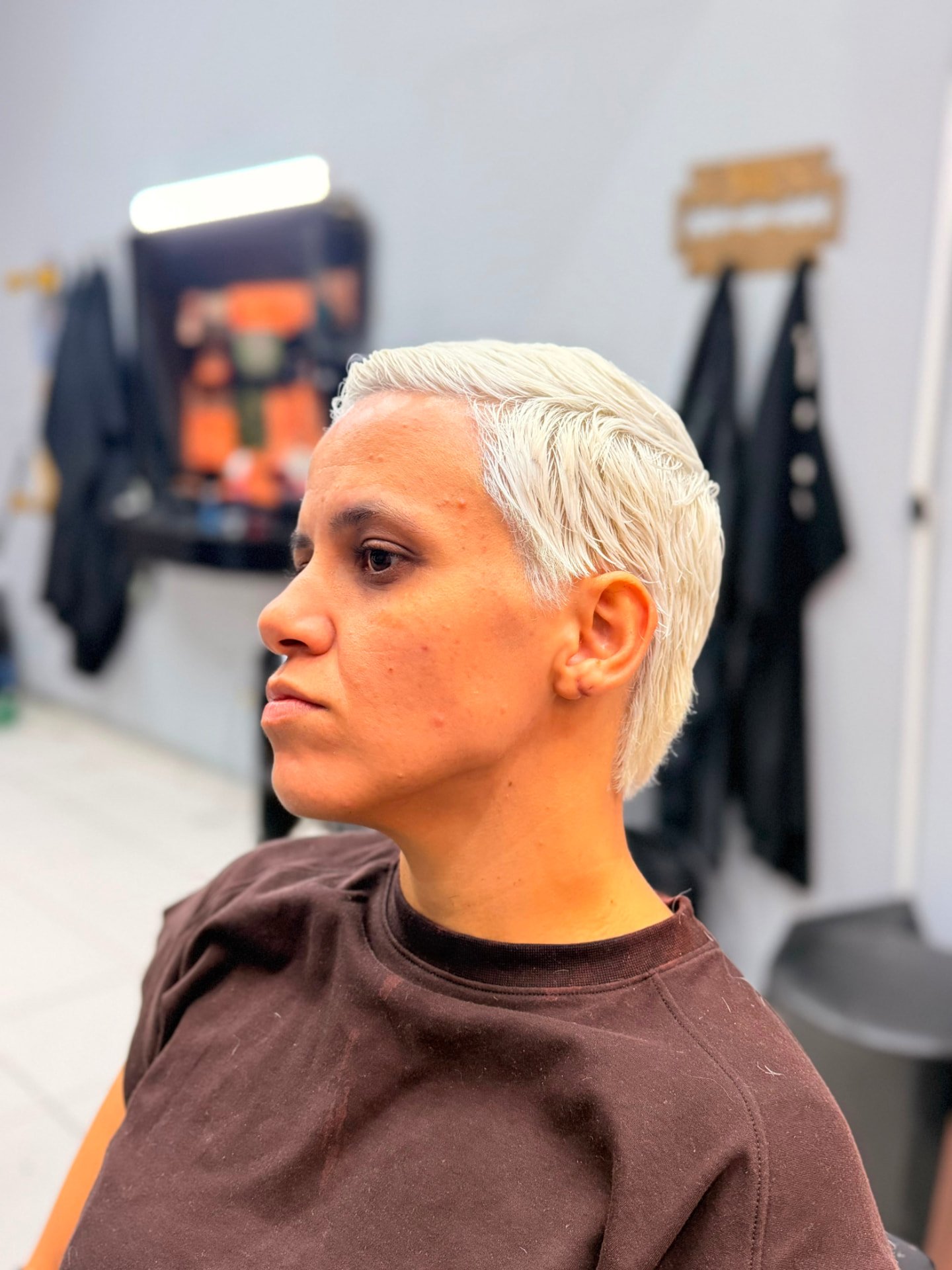Corte curto platinado feito na AZVDO Barbearia
